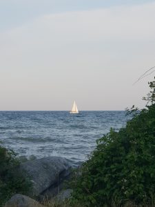 Segelboot in den Sonnenuntergang